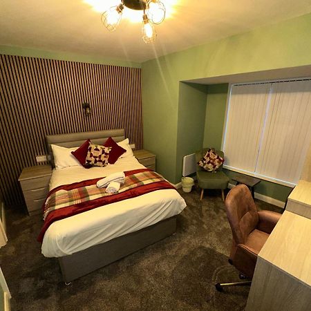 Bedroom With Ensuite In 15-Br Home Bangor  Bagian luar foto